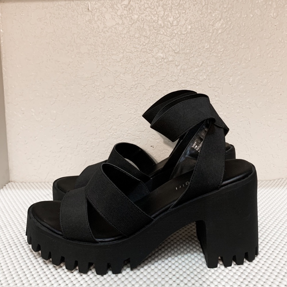 STEVE MADDEN - Black Chunky Sandals
